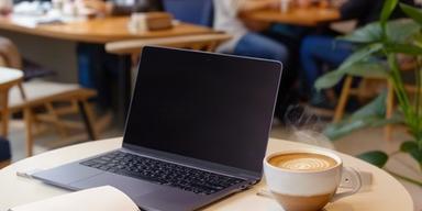 平日限定のワーク利用サービス、ノートパソコンを開いた作業風景とコーヒーカップ